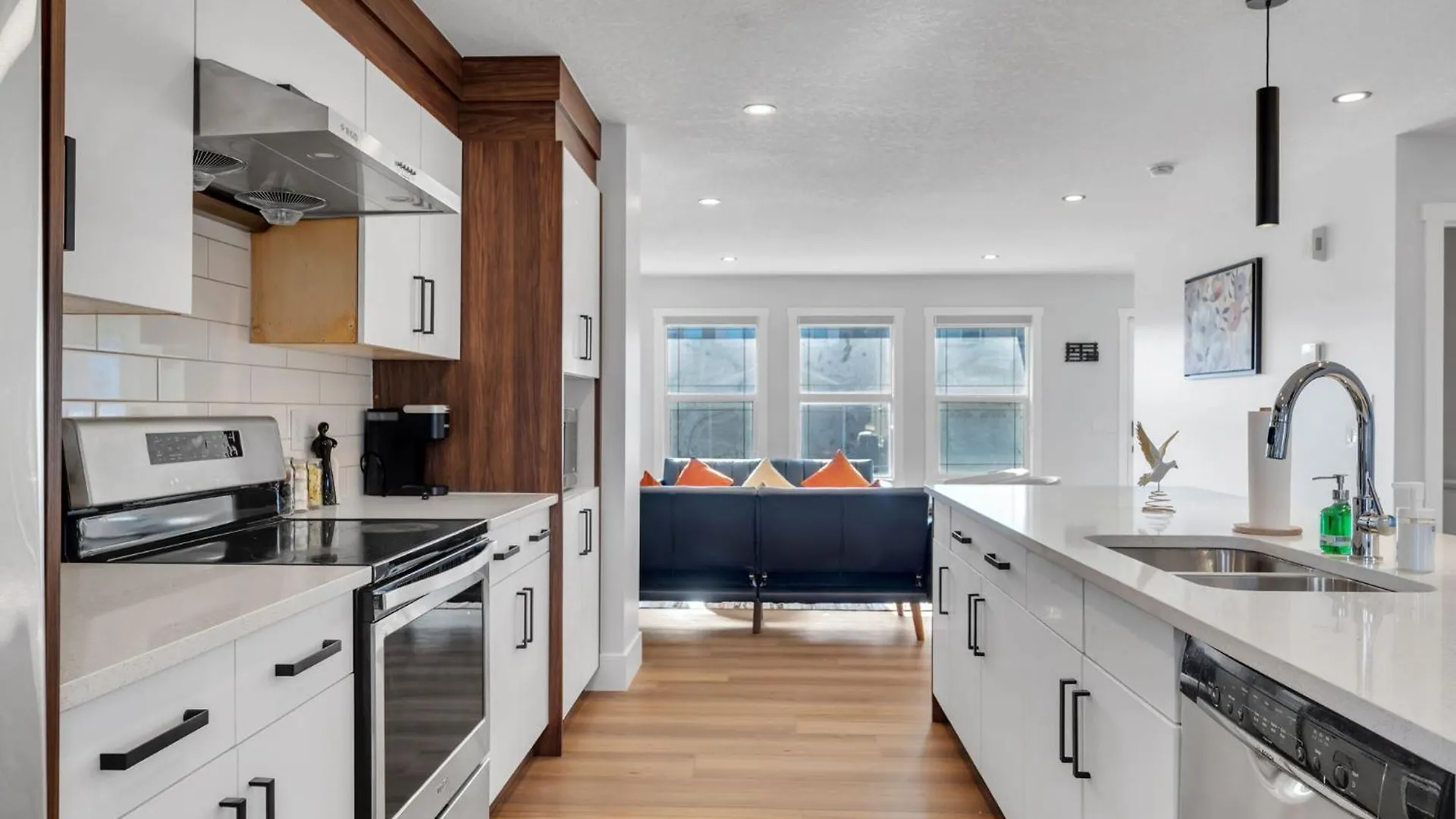 Your Pleasant Stay In 3 Bedroom House In Saddle-Ridge Calgary Canada
