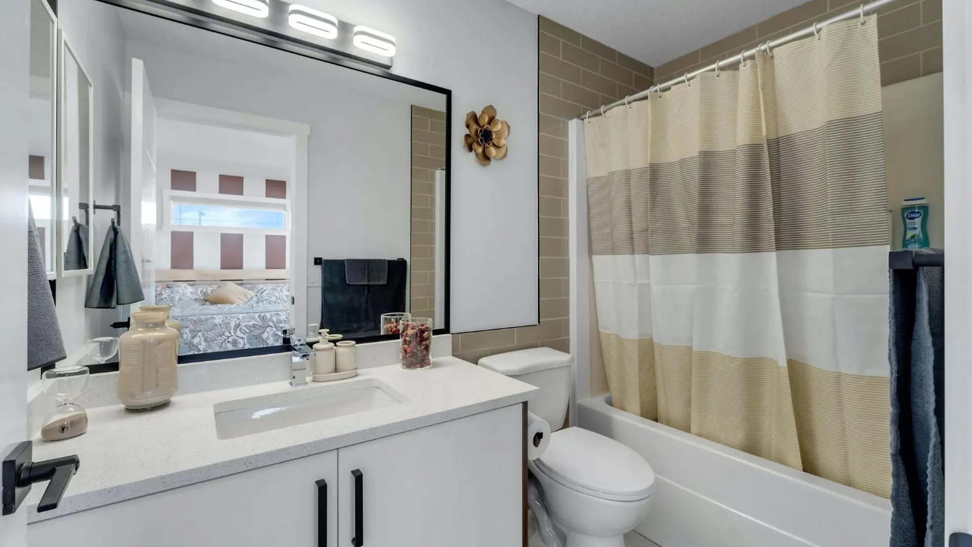 Your Pleasant Stay In 3 Bedroom House In Saddle-Ridge Calgary 0*,